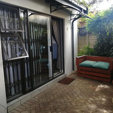 Roxy'S Rest Guest House バンダービールパーク エクステリア 写真