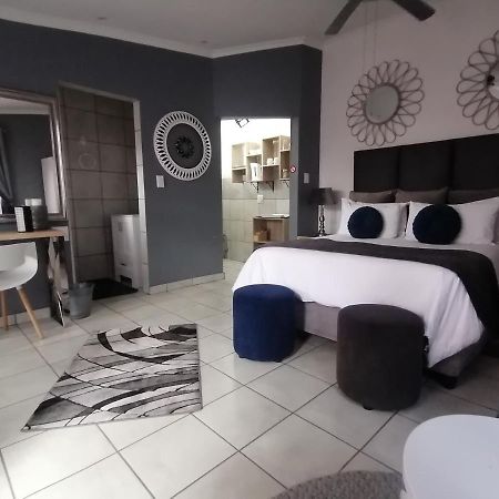 Roxy'S Rest Guest House バンダービールパーク エクステリア 写真