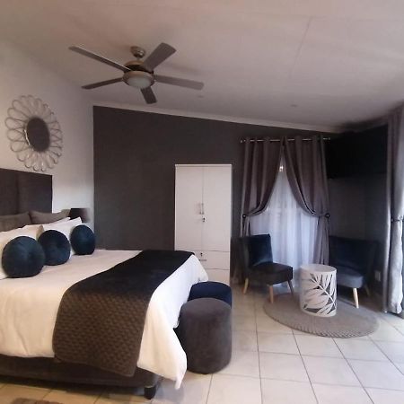 Roxy'S Rest Guest House バンダービールパーク エクステリア 写真