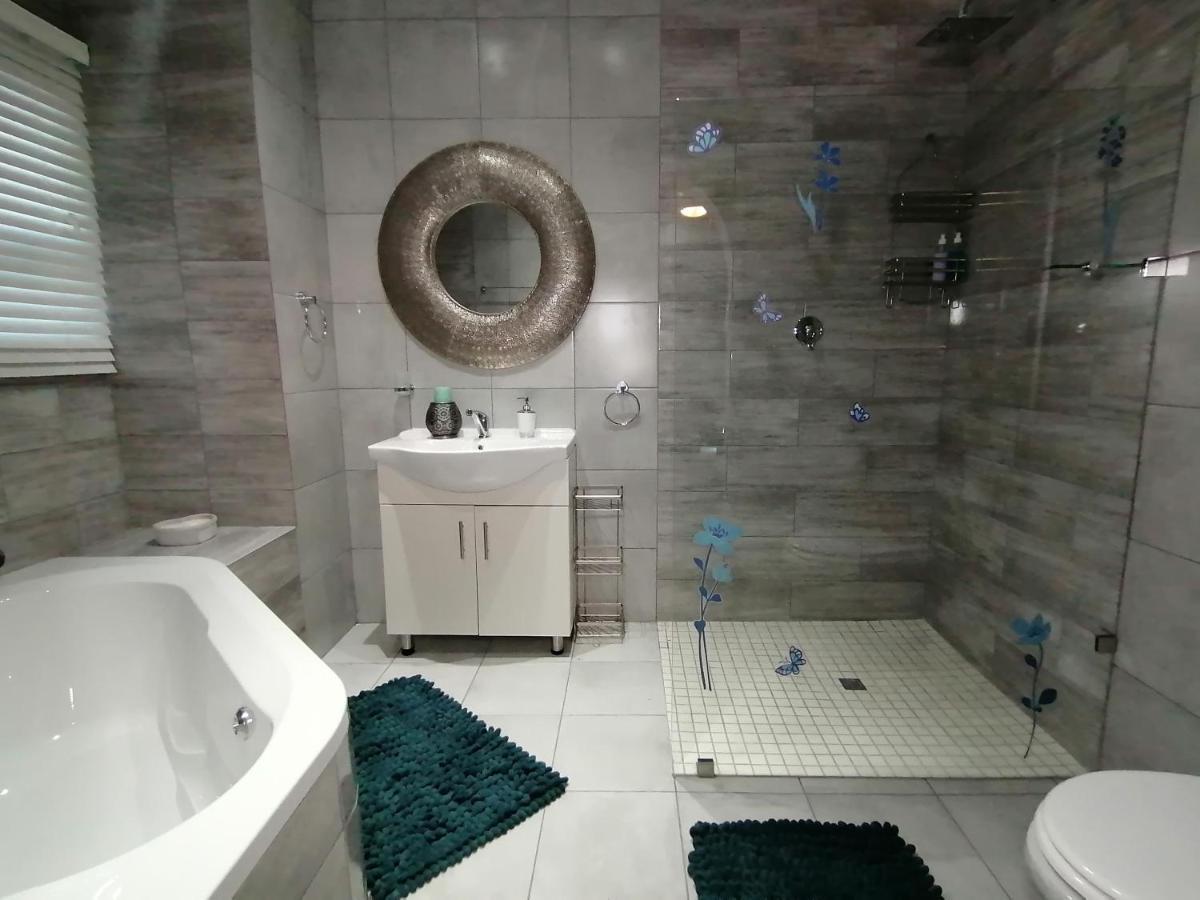 Roxy'S Rest Guest House バンダービールパーク エクステリア 写真