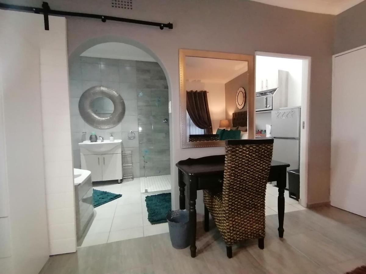 Roxy'S Rest Guest House バンダービールパーク エクステリア 写真