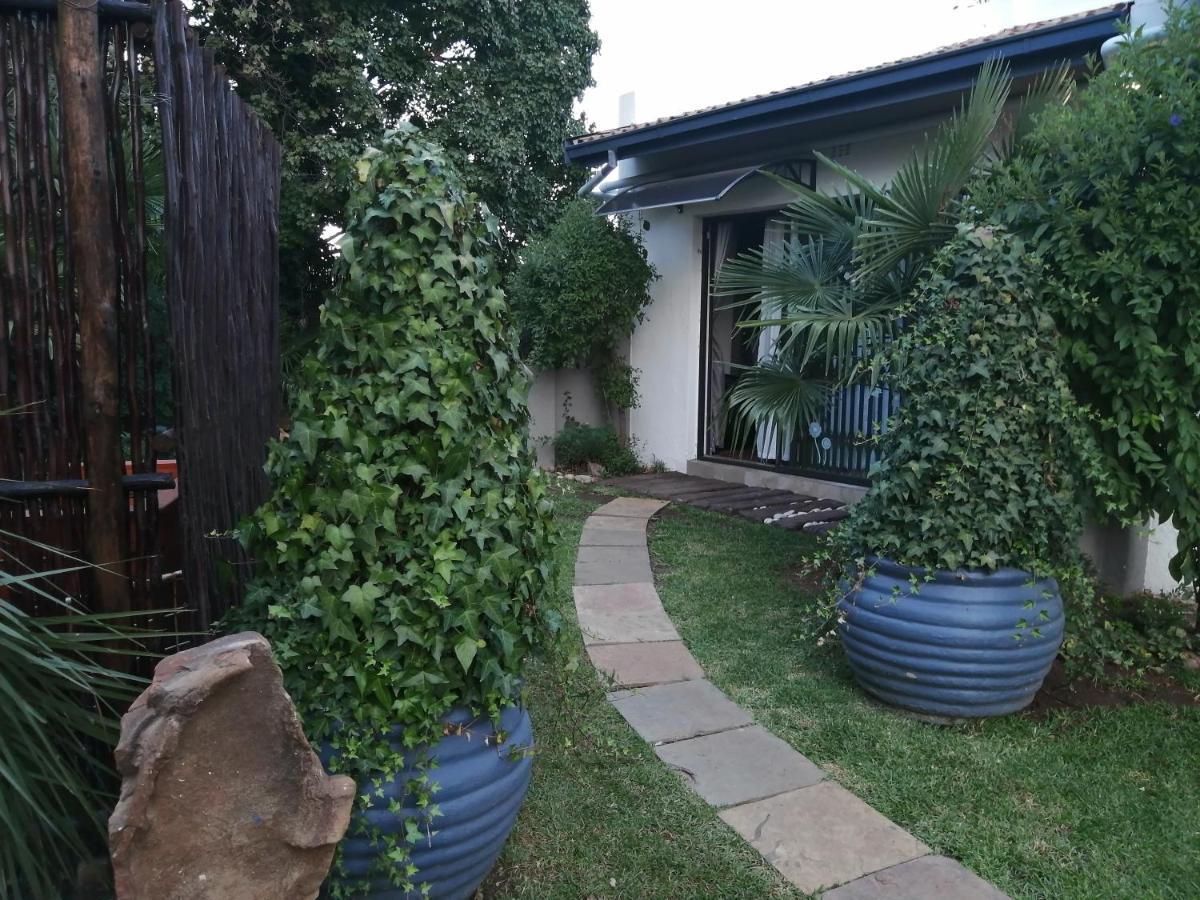 Roxy'S Rest Guest House バンダービールパーク エクステリア 写真