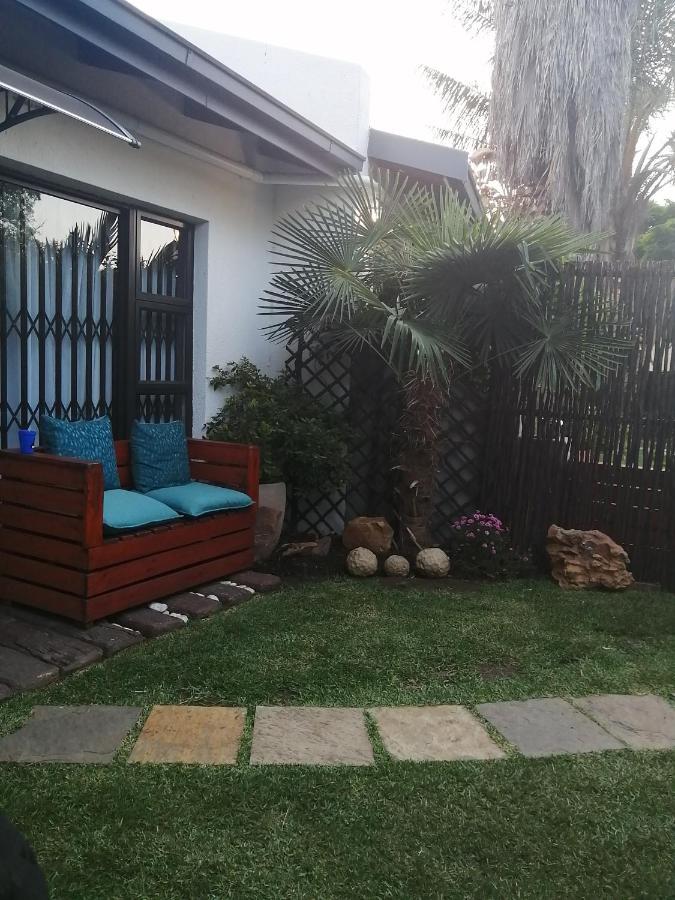 Roxy'S Rest Guest House バンダービールパーク エクステリア 写真