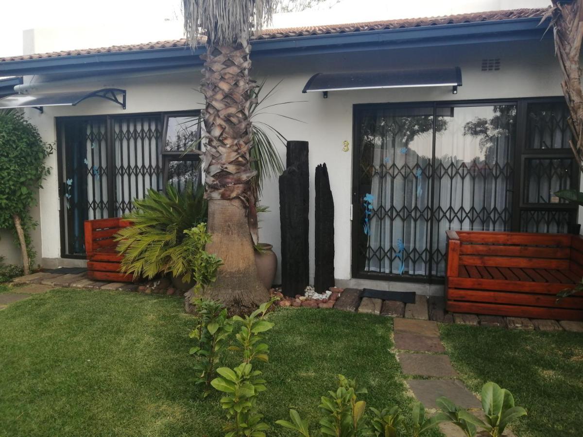 Roxy'S Rest Guest House バンダービールパーク エクステリア 写真