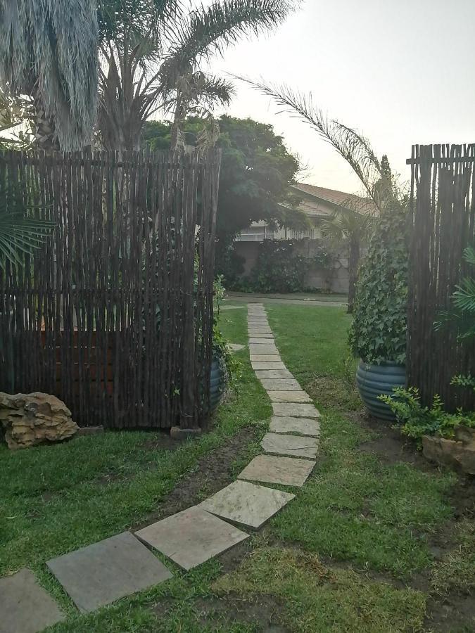 Roxy'S Rest Guest House バンダービールパーク エクステリア 写真
