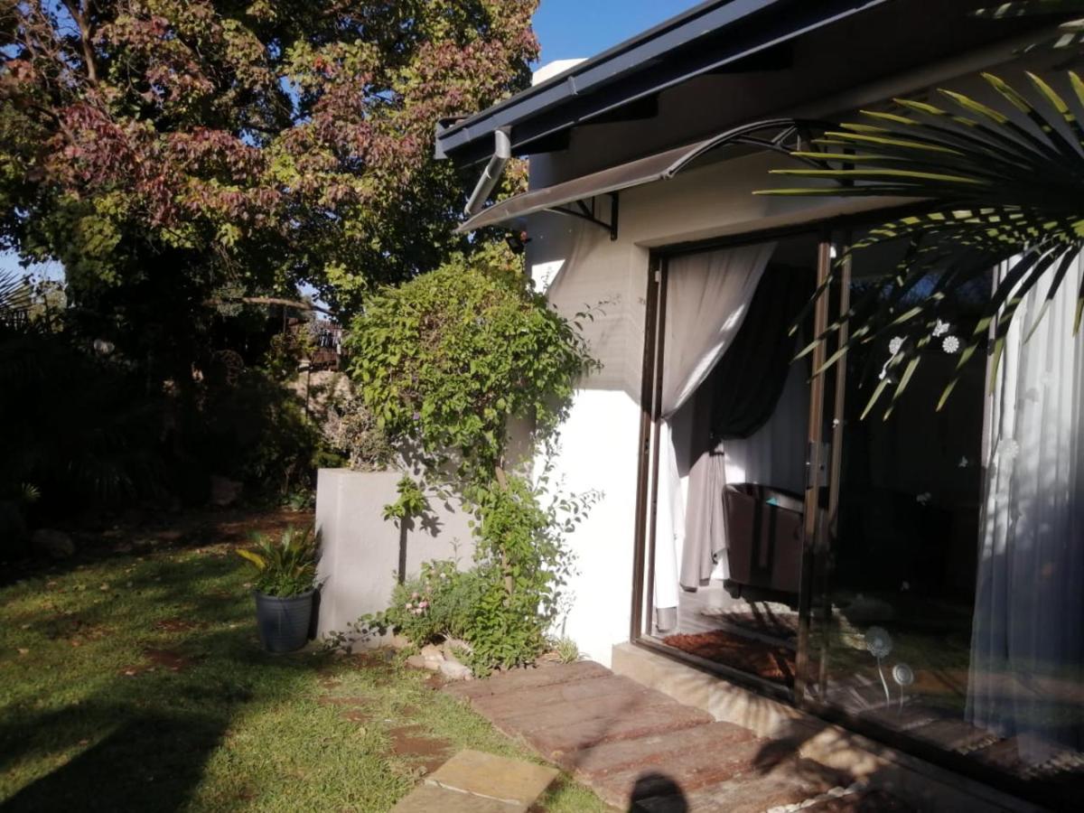 Roxy'S Rest Guest House バンダービールパーク エクステリア 写真