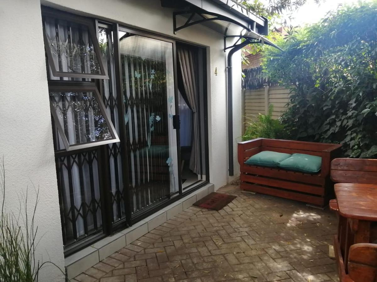 Roxy'S Rest Guest House バンダービールパーク エクステリア 写真