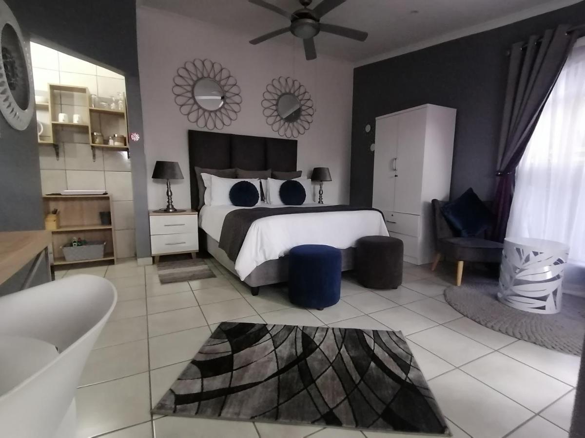Roxy'S Rest Guest House バンダービールパーク エクステリア 写真