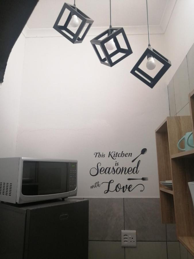 Roxy'S Rest Guest House バンダービールパーク エクステリア 写真
