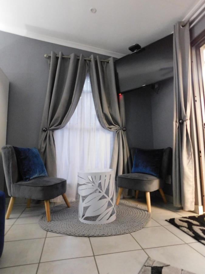 Roxy'S Rest Guest House バンダービールパーク エクステリア 写真